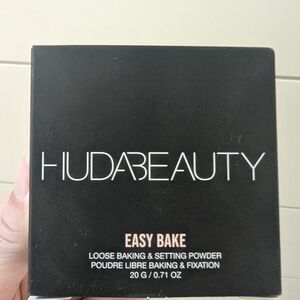 HUDA BEAUTY Black Loose Setting Powder Easy Bake